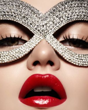 Güzel Model ile moda dudak makyaj parlak parlak maske takıyor. Maskeli balo stili kadın. Tatil kutlama bak