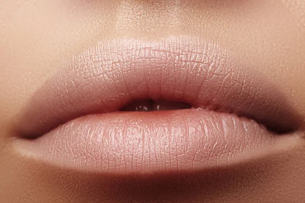 Feuchtigkeitsspendender Lippenbalsam, Lippenstift. Nahaufnahme schöner sexy Lippen. volle Lippen mit natürlichem LippenMake-up. Füllstoffspritzen — Stockfoto