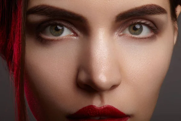 Retrato de close-up com de cara de mulher bonita. Cor vermelha da maquiagem dos lábios da moda, pele brilhante limpa e sobrancelhas fortes — Fotografia de Stock