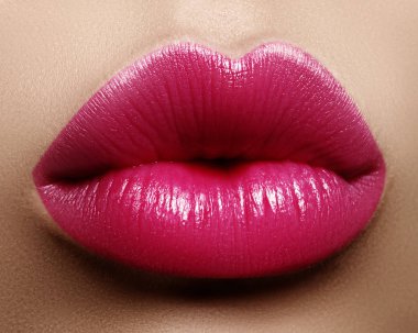 Tatlı öpücük dudak makyaj. Yüzünde güzel dolgun dolgun dudaklar. Tatlı pembe ruj, pembe renk. Sevgililer günü stili