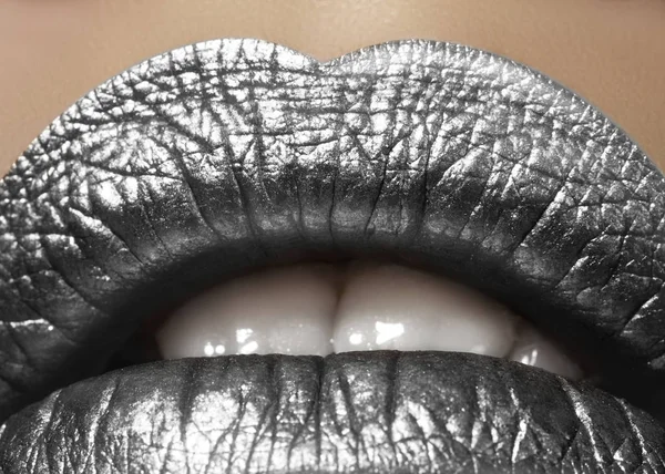 Красива крупним планом з жіночими пухкими губами з срібним кольоровим макіяжем. Різдво святкує макіяж, блискучі блискітки на губі — стокове фото