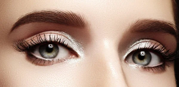 Närbild kvinnliga ögon med ljusa make-up, fantastiska former bryn, extrema långa ögonfransar. Fira makeup, lyx ögonskuggor — Stockfoto
