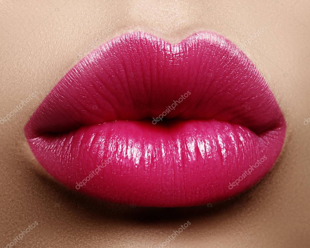 Primo piano bacio labbro trucco. Bella paffuto labbra piene sul viso.  Rossetto rosa dolce, colore magenta. Stile San Valentino — Foto stock di ©  marinamorozova.life.mail.com #177643496, image size:1024x819
