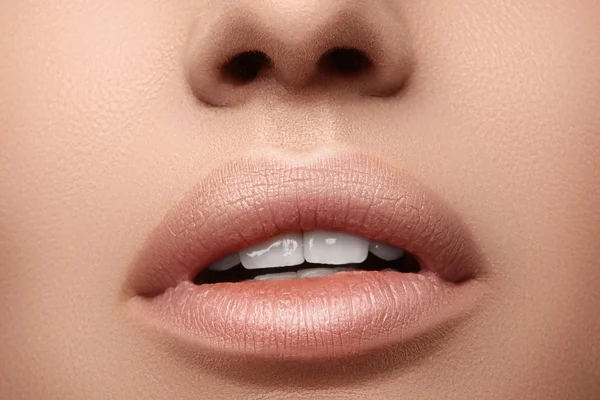 Natuurlijke mode lippenstift. Close-up mooie sexy lippen. Volle lippen met lip make-up. Filler injecties, plastische chirurgie — Stockfoto