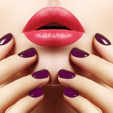 Kadının dudakları ile moda pembe makyaj ve manikür çivi üzerinde Close-Up. Güzel kadın tam dudakları mükemmel makyaj ile