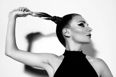 At kuyruğu saç modeli olan güzel kadın moda portre. Midilli kuyruk düz saç, podyum eyeliner makyaj