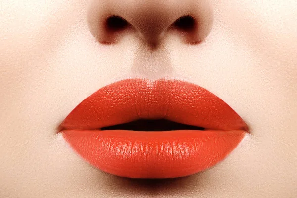 Lichte make-up mode. Macro van vrouw gezicht. Glamour lip Make-up met oranje lippenstift. Plastische chirurgie, Filler — Stockfoto