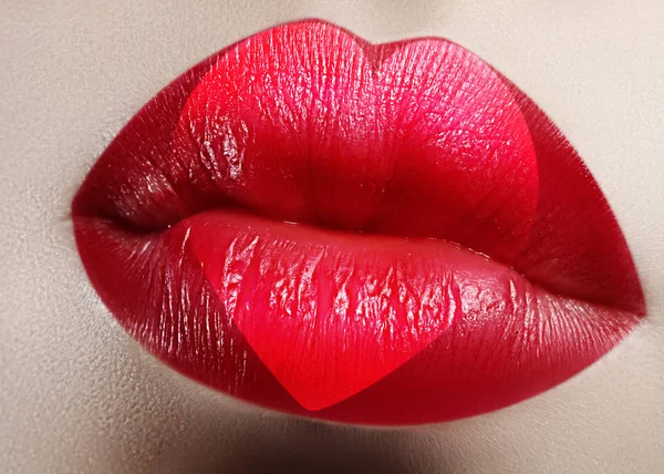 Cuore di San Valentino su belle labbra femminili. Dolce bacio. Amo il trucco per il giorno delle valntine. Forma di cuore come simbolo di amore — Foto Stock