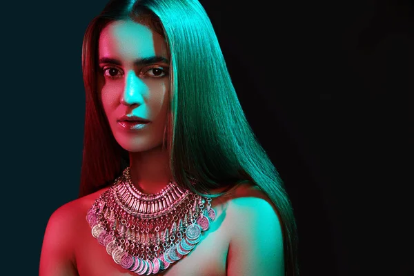 Красивая женщина в ожерелье. Модель из серебра. Красивые индийские украшения. Яркие огни — стоковое фото
