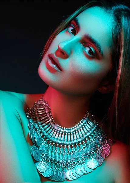 Belle femme dans un collier. Modèle en bijoux en argent. Beaux bijoux indiens. Lumières vives — Photo