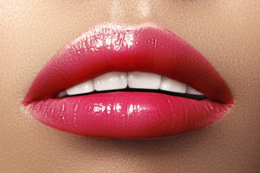 Yakın çekim makro kadın ağzına vurdu. Seksi Glamour kırmızı makyaj duygusallık hareketi ile dudakları. Kırmızı parlak ruj. Dolgun dudaklar