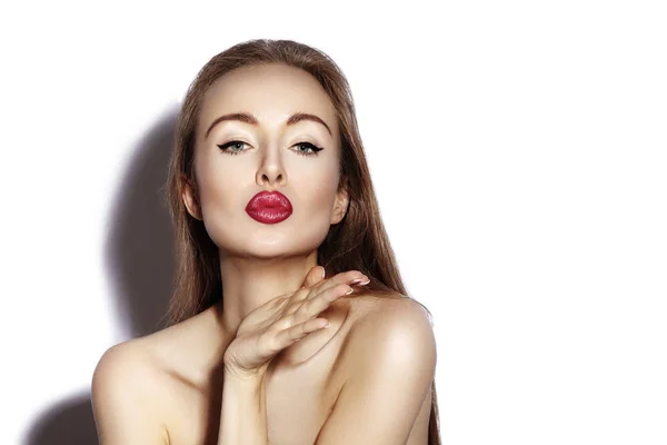 Sopla dulce beso. Hermosa mujer con maquillaje de labios de moda sobre fondo blanco. Maquillaje de San Valentín. Mirada sexy — Foto de Stock