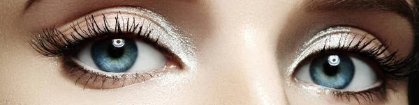 Primeros ojos femeninos con maquillaje brillante, cejas grandes formas, pestañas largas extremas. Celebra el maquillaje, sombras de ojos de lujo — Foto de Stock