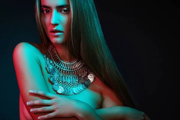 Mooie vrouw in een ketting. Model in sieraden van zilver. Prachtige Indiase sieraden. Fel licht — Stockfoto