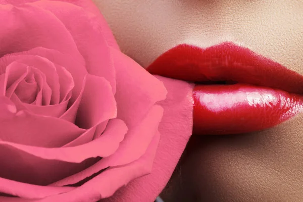 Läppar med ljust läppglans makeup. Perfekt rena huden, färska lip make-up. Vackert spa med anbud rosa ros blomma — Stockfoto