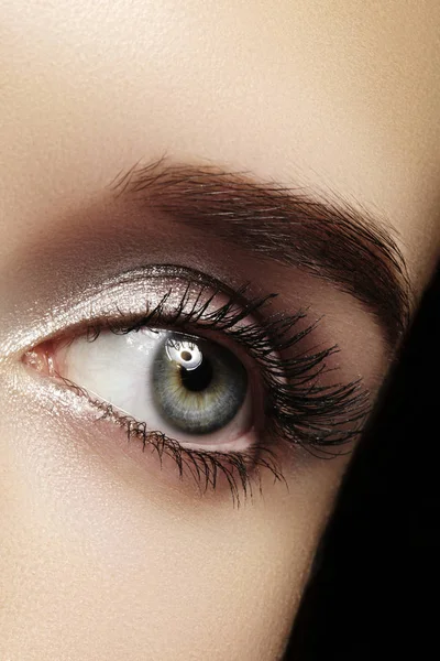 Wunderschönes weibliches Auge mit extrem langen Wimpern, schwarzem Liner Make-up. Perfektes Make-up, lange Wimpern. Augen in Nahaufnahme — Stockfoto