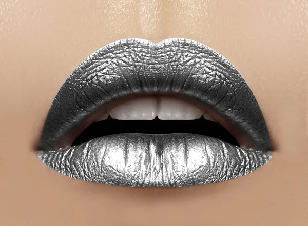 Mooie close-up met vrouwelijke mollige lippen met zilveren kleur make-up. Kerstmis vieren make-up, glitter schittert op lip — Stockfoto