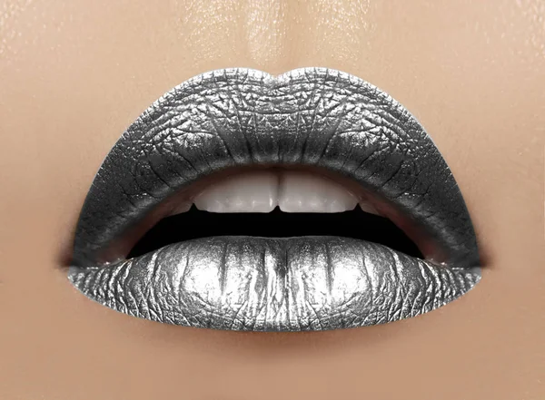 Hermoso primer plano con labios rellenos femeninos con maquillaje de color plata. Navidad celebrar el maquillaje, brillo brilla en el labio — Foto de Stock