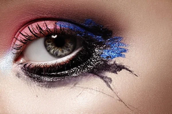 Närbild kvinnliga ögon med Bright Make-up. Bra Halloween Look. Uttryck Makeup med svart, rosa och blå — Stockfoto