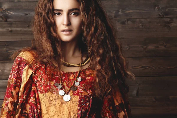 Bella giovane donna con lunga acconciatura riccia, gioielli di moda con capelli castani. Vestiti in stile indiano, abito lungo — Foto Stock