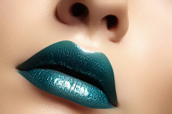 Glamour verde Gloss Lips con gesto de sensualidad. Estilo sexy, primer plano macro disparo de maquillaje de labios femeninos. Sensualidad boca — Foto de Stock