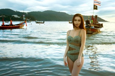 Güzel retro tarz model giyen yazdırma mayo. Seksi model tekneler ile sahilde