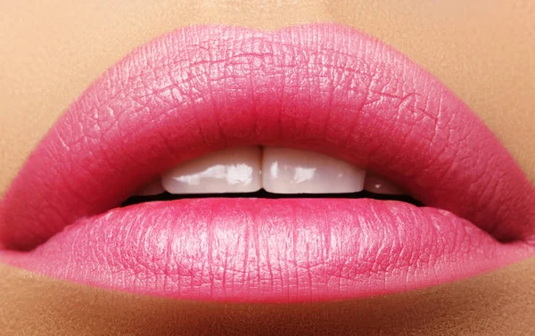 Tatlı öpücük. Mükemmel doğal pembe dudak makyaj. Makro fotoğraf güzel kadın ağzı ile kapatın. Tombul dolgun dudaklar — Stok fotoğraf