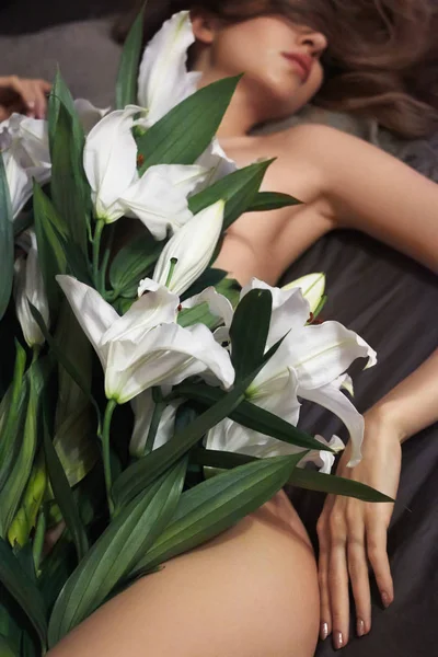 Figura feminina perfeita com flores brancas. Sexy Body of luxury Woman. Epilação e Spa. Primavera ou Verão foto — Fotografia de Stock