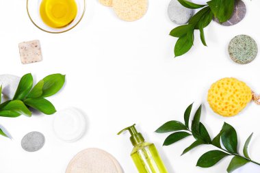 Spa arka plan banyo aksesuarları, yüz ve vücut bakımı. Kişisel bakım için ayarlayın. Temiz cilt ile fırça, rutin şeyler. Beyaz arka plan bahar resmi