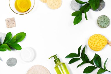 Spa arka plan banyo aksesuarları, yüz ve vücut bakımı. Kişisel bakım için ayarlayın. Temiz cilt ile fırça, rutin şeyler. Beyaz arka plan bahar resmi