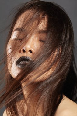 Uzun üfleme saçlı manken. Seksi Asyalı güzel kadın güzel kahverengi saçlı. Moda stil, Clean Skin.