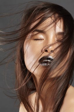 Uzun üfleme saçlı manken. Seksi Asyalı güzel kadın güzel kahverengi saçlı. Moda stil, Clean Skin.
