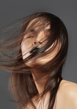 Uzun üfleme saçlı manken. Seksi Asyalı güzel kadın güzel kahverengi saçlı. Moda stil, Clean Skin.