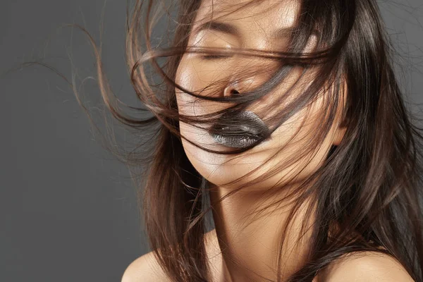 Modello Moda Con Lunghi Capelli Che Soffiano Glamour Asiatico Bella — Foto Stock