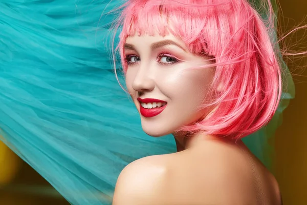Ung kvinna i rosa peruk. Vacker modell med mode makeup. Ljusa våren utseende. Sexig hårfärg, medelhög frisyr — Stockfoto
