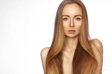 Uzun düz parlak saçlı güzel yong kadın. Seksi manken pürüzsüz parlak saç modeli ile. Keratin tedavisi
