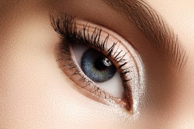 Aşırı uzun kirpiklerini, siyah liner makyaj güzel kadın gözle. Kusursuz makyaj, uzun kirpikler. Closeup moda gözler
