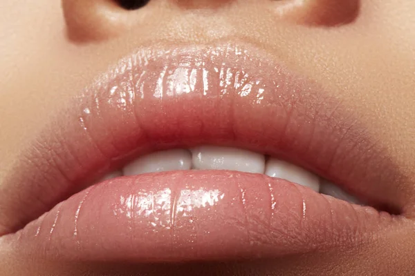 Bálsamo labial hidratante, lápiz labial. Primer plano de un hermoso labios húmedos sexy. Labios llenos con maquillaje brillante. Inyecciones de relleno —  Fotos de Stock