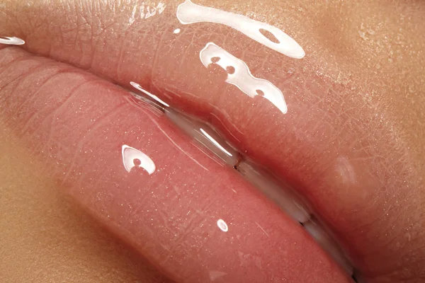 Bálsamo labial hidratante, lápiz labial. Primer plano de un hermoso labios húmedos sexy. Labios llenos con maquillaje brillante. Inyecciones de relleno —  Fotos de Stock