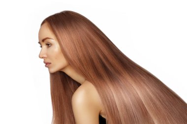 Temiz ciltli, parlak saçlı, moda makyajlı güzel bir genç kadın. Pürüzsüz Saçlı Seksi Kız