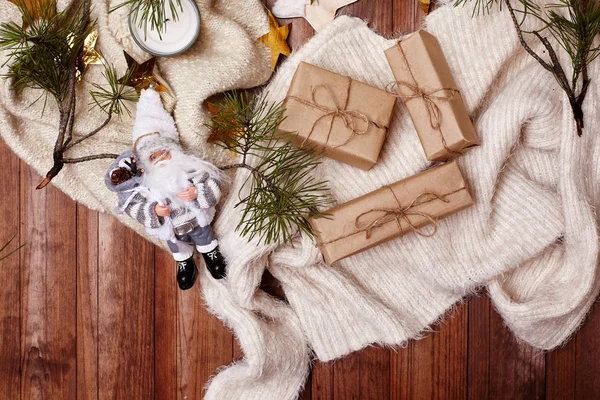 Przytulna zimowa kompozycja. Prezenty świąteczne, złote gwiazdki, ciepły sweter na drewnie. Flatlay, widok z góry. Hygge — Zdjęcie stockowe