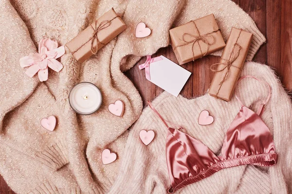 Cozy Winter Flatlay com velas de coração, presentes e xadrez de malha quente. Rosa Natureza morta para o Dia de São Valentim, Dia das Mulheres — Fotografia de Stock