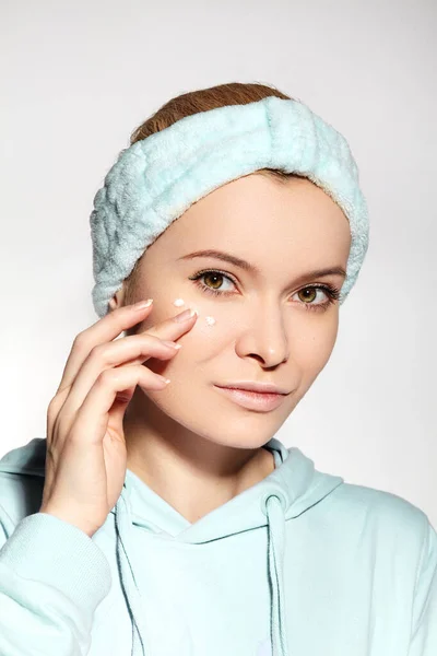 Woman Applying Beauty Skin Cream. Wrinkle Cream or anti-aging Skin Care Moisturizer. Daily Morning Face Care Routine — Stock Photo, Image