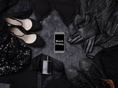Kara Cuma Satışı Moda Arkaplanı. Ayakkabı, parfüm, iç çamaşırı ve telefonlu giysiler. Teklif Dükkanı Konsepti