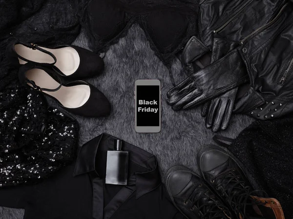Μαύρη Παρασκευή πώληση φόντο μόδας. Clothes Flat Lay with Shoes, Fragrance, Εσώρουχα και Τηλέφωνο. Έννοια καταστήματος προσφοράς — Φωτογραφία Αρχείου