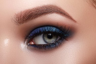 Yeşil Gözlü Kadın Surat 'ın yakın plan Macro' su. Moda Kutlaması, Parlak Temiz Cilt, Mükemmel Kaşlar