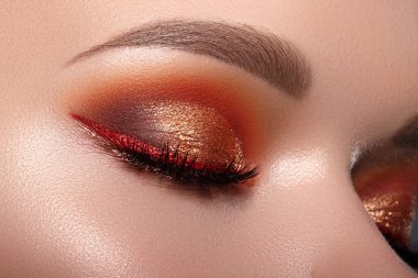 Moda, Kırmızı Çizgili Makyaj, Altın Gölgeler, Parlak Temiz Cilt, Mükemmel Kaşlar. Kadın Gözünün Macro 'su