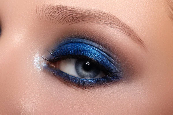 Κοντινό πλάνο, γυναικείο πρόσωπο, με μπλε μάτια. Μακιγιάζ μόδας, λαμπερό δέρμα, τέλεια σχήματα φρυδιών — Φωτογραφία Αρχείου