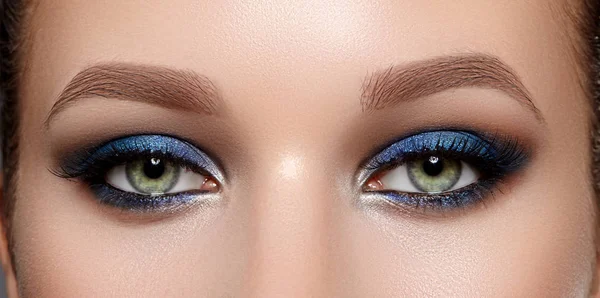 Closeup Macro of Woman Face with Green Eyes Make up. Moda Celebrar el Makeup, Glowy Limpia la piel, formas perfectas de cejas —  Fotos de Stock