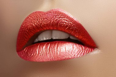 Parlak Pembe Makyajlı Dolgun Dudaklı Güzel Yakın plan. Moda Makyajı Kutla, Parıltılı Kozmetik